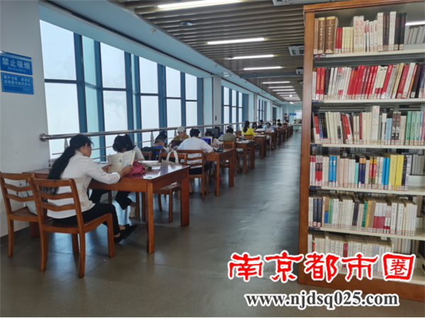 20211003国庆长假觅书香 图书馆里人气旺309.png