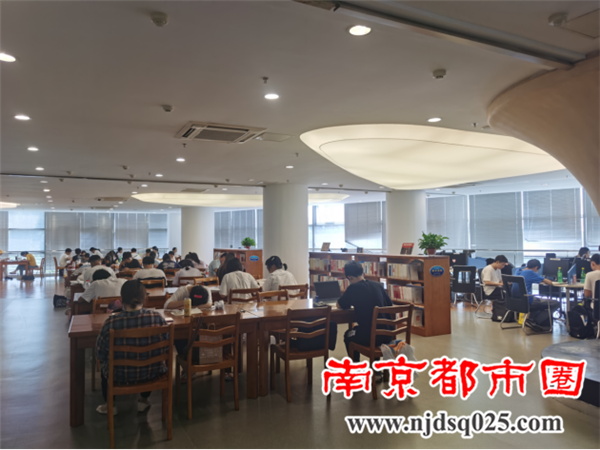 20211003国庆长假觅书香 图书馆里人气旺313.png