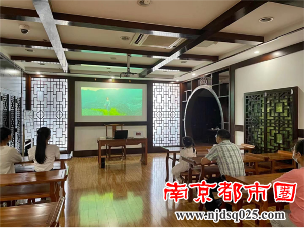 20211003国庆长假觅书香 图书馆里人气旺718.png