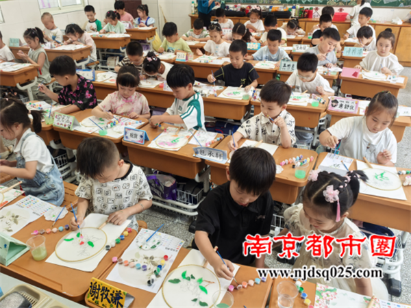 20250919非遗进校园 团扇绘美好656.png